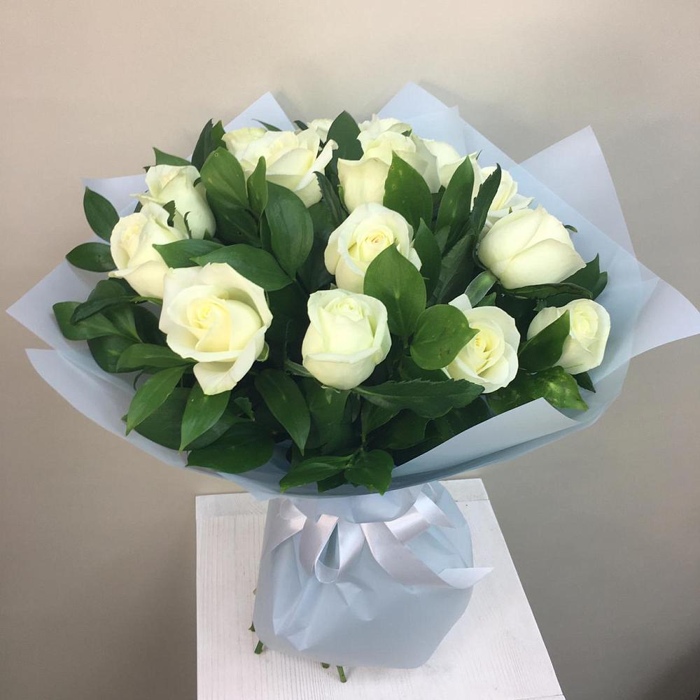Букет 15 Белых роз Проуд в Голынки