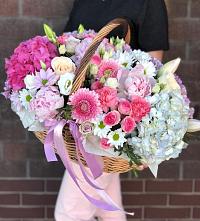 Композиция солнечный день в Голынки Цветочная композиция из Розы, Хризантемы, Пионы и Лизиантусы в корзине в Голынки