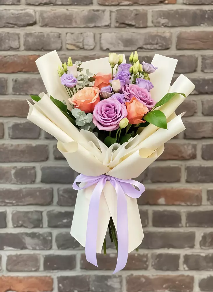 Букет цветов из: Лизиантусы и Розы в Голынки