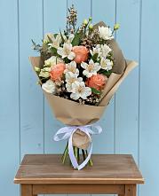 Букет цветов из:  Альстромерии, Лизиантусы, Розы и Хризантемы в Голынки