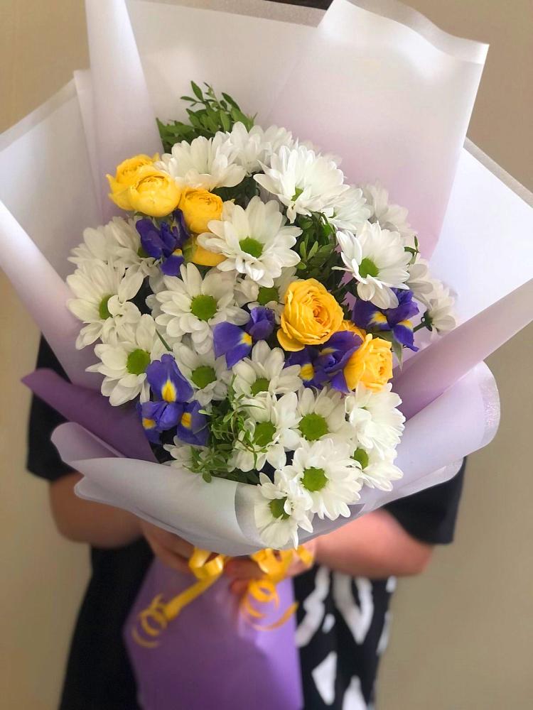 Букет цветов из: Ирисы, Хризантемы и Розы в Голынки