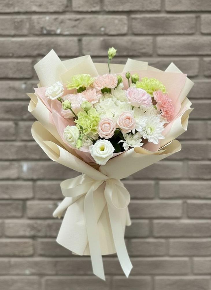 Букет цветов из: Гвоздики, Розы, Лизиантусы и Хризантемы в Голынки