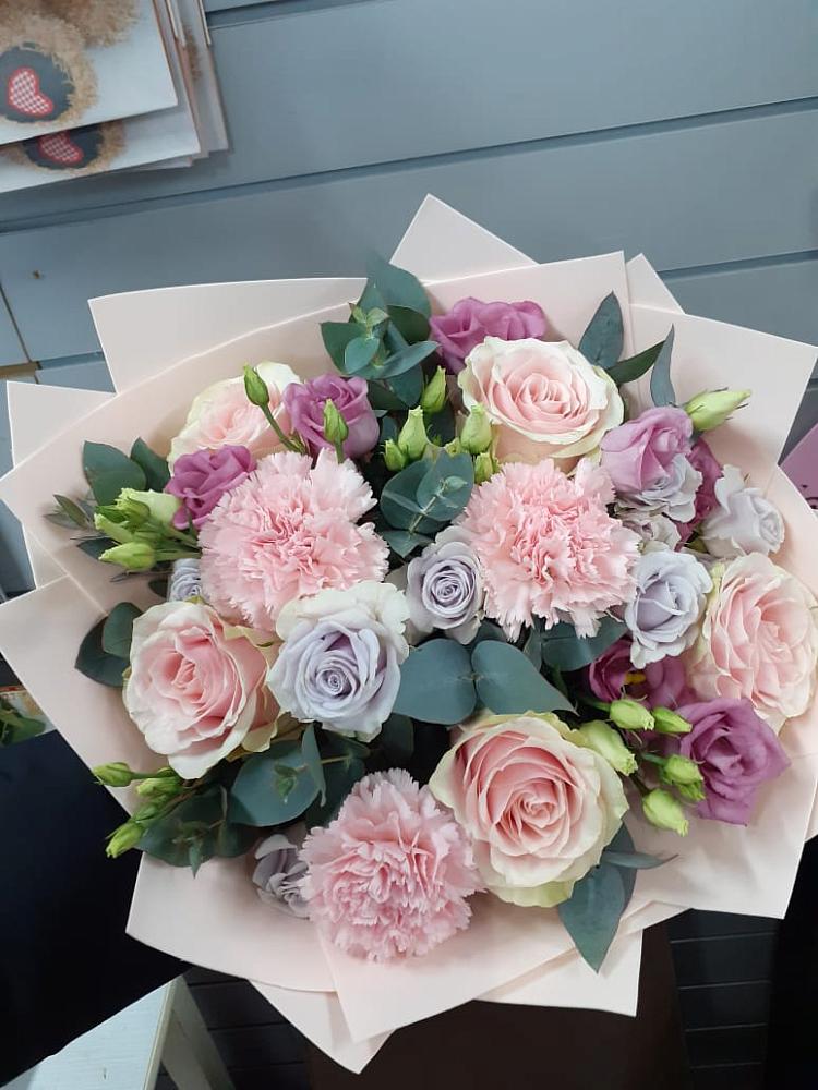 Букет цветов из: Розы, Гвоздики и Лизиантусы в Голынки